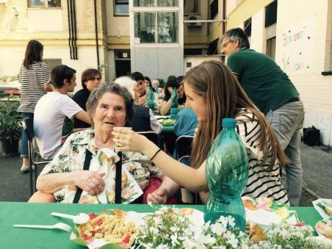 Al liceo Vivona di Roma: un pranzo in cortile con i nostri amici anziani