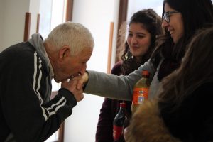 I Giovani per la Pace dai terremotati ad Amatrice. Giovani volontari liceali di Roma visitano gli anziani e le popolazioni colpite dal sisma. Abbiamo anche ricordato le vittime del terremoto. 