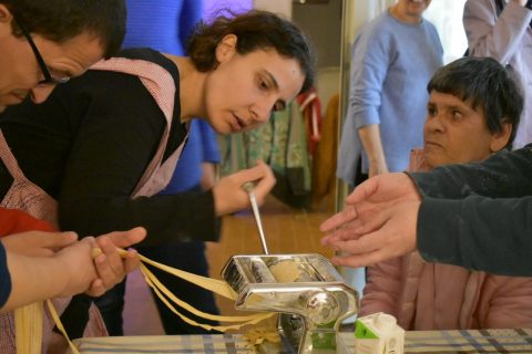 Cucinare per mettersi in gioco: persone con disabilità di Laurentino iniziano il loro Laboratorio