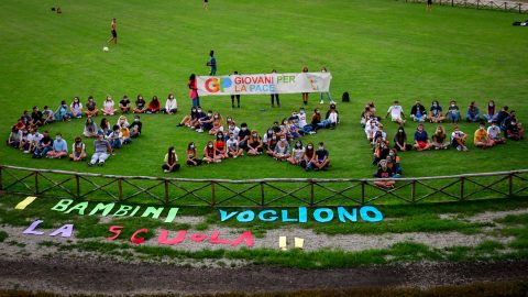 “I bambini vogliono la scuola”. Manifestano gli studenti dei Giovani per la Pace